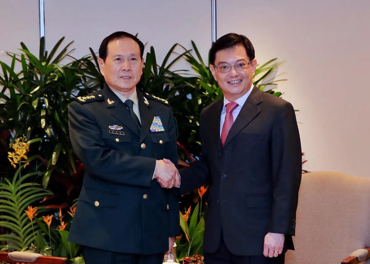  王瑞杰（右）与中国国务委员兼国防部长魏凤和会晤。（通讯及新闻部提供） 