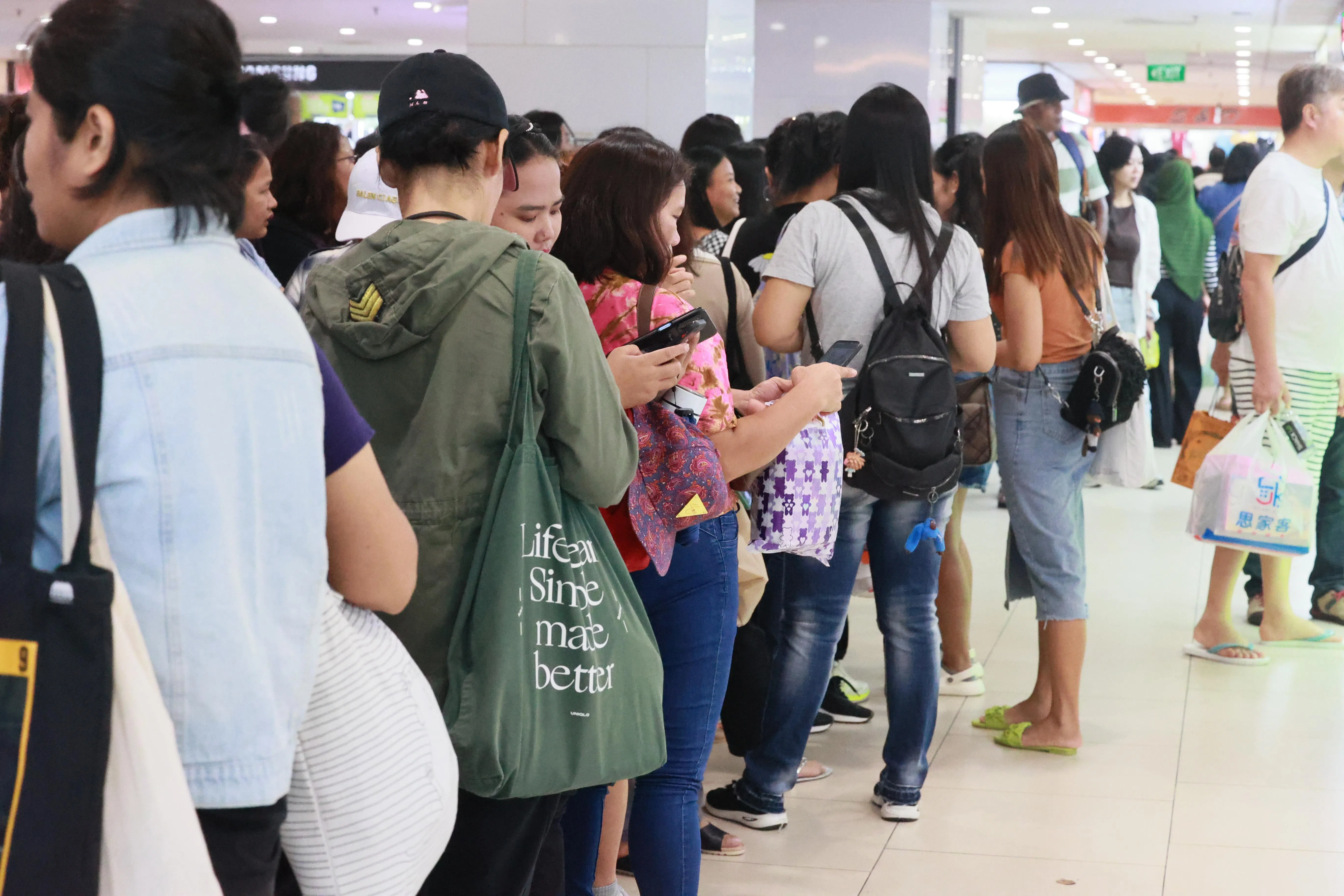 幸运商业中心是菲律宾客工的聚集地，2019年这一带曾发生致命车祸，导致在人行道上聚会的两名菲律宾女佣丧命。