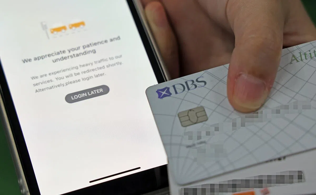 手里握着星展银行的信用卡和电子支付应用，却一分钱也用不了。（新明日报）