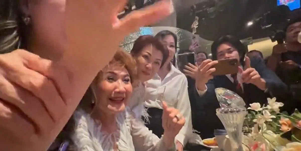 举起大拇指比赞的谭慧珍以女儿为荣。（网上视频截图）