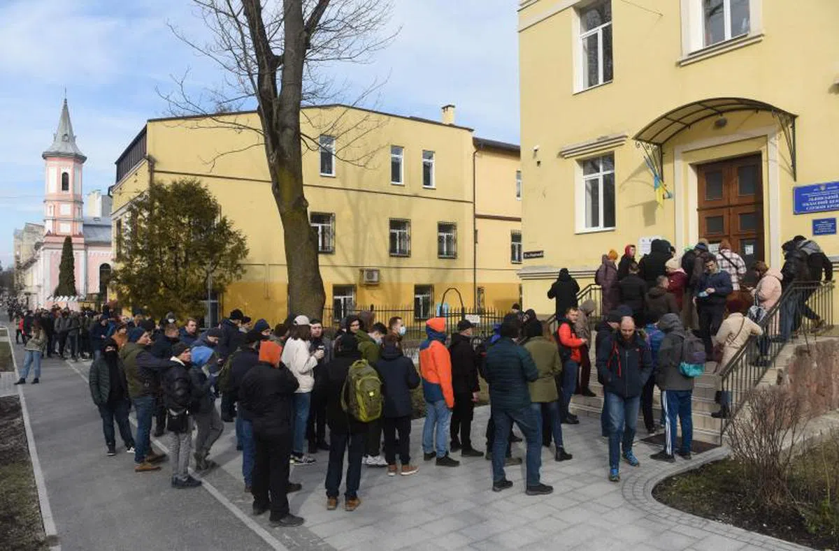 乌克兰西部城市利维夫的民众响应政府的号召前去捐血。（法新社）