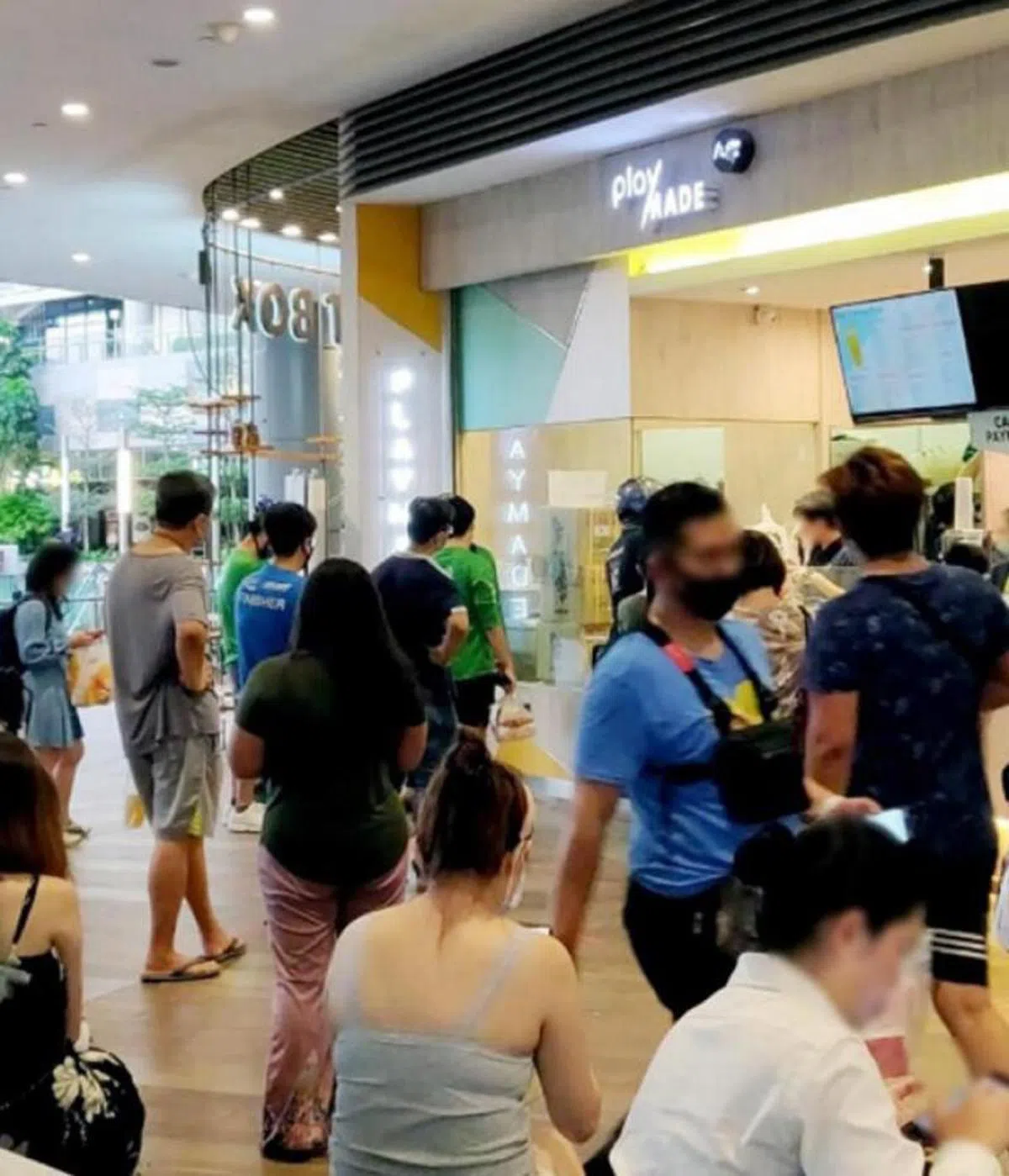  因为多次警告仍没有遵守安全距离措施而被罚款的，就是位于榜鹅水滨坊的一家知名泡泡茶店Playmade by丸作分店，被罚款1000元。（Enterprise Singapore） 