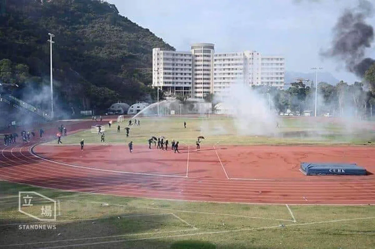  港警在香港中文大学的运动场内投掷多枚催泪弹驱散示威者。（立场新闻） 