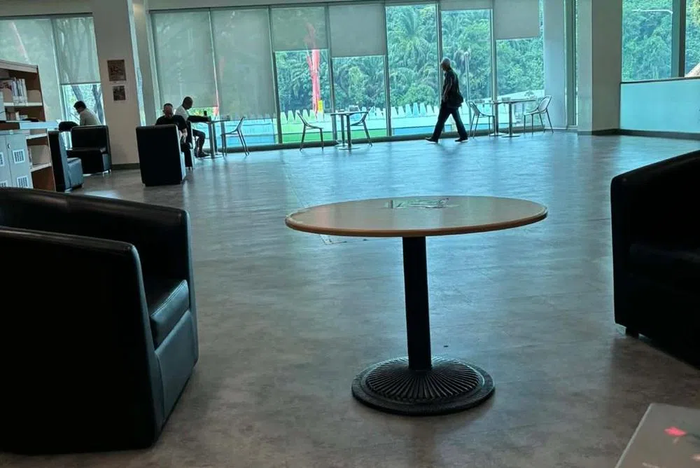 图书馆内无人问津的桌椅，和形单影只的访客。