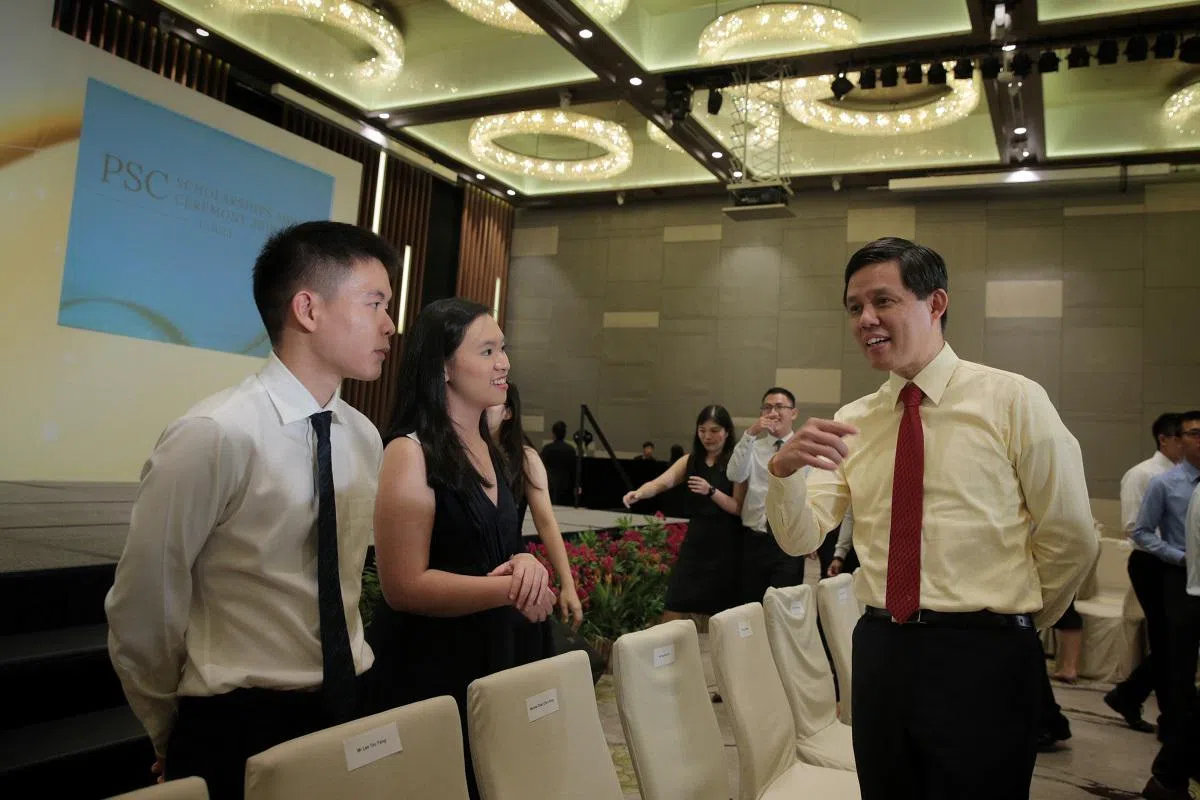  主管公共服务的贸工部长陈振声是今年公共服务奖学金颁奖典礼的嘉宾。（海峡时报） 