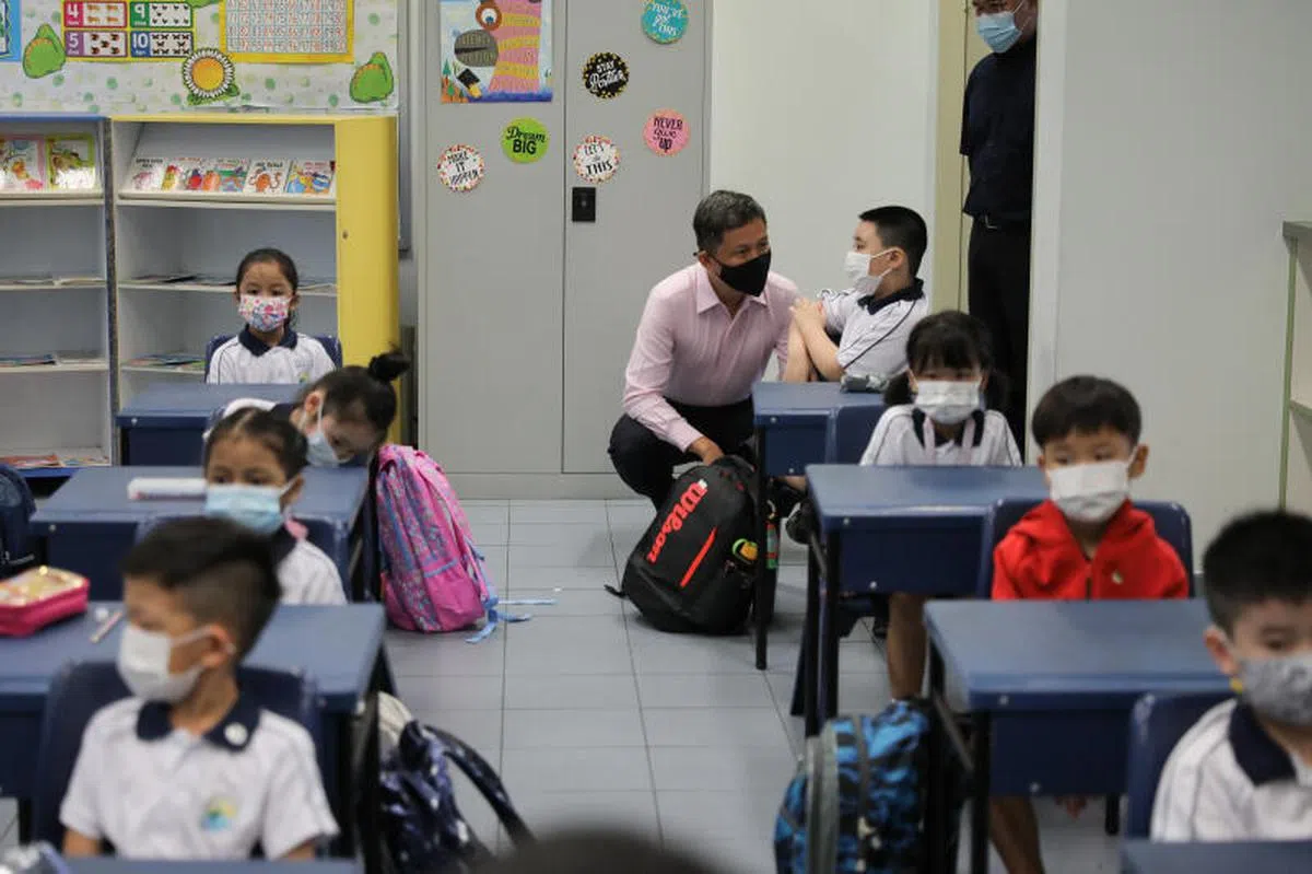 2022年新学年小学生陆续开学，教育部长陈振声于1月4日早上走访湾景小学，了解学校开课的情况，并与小一新生交谈。（海峡时报）