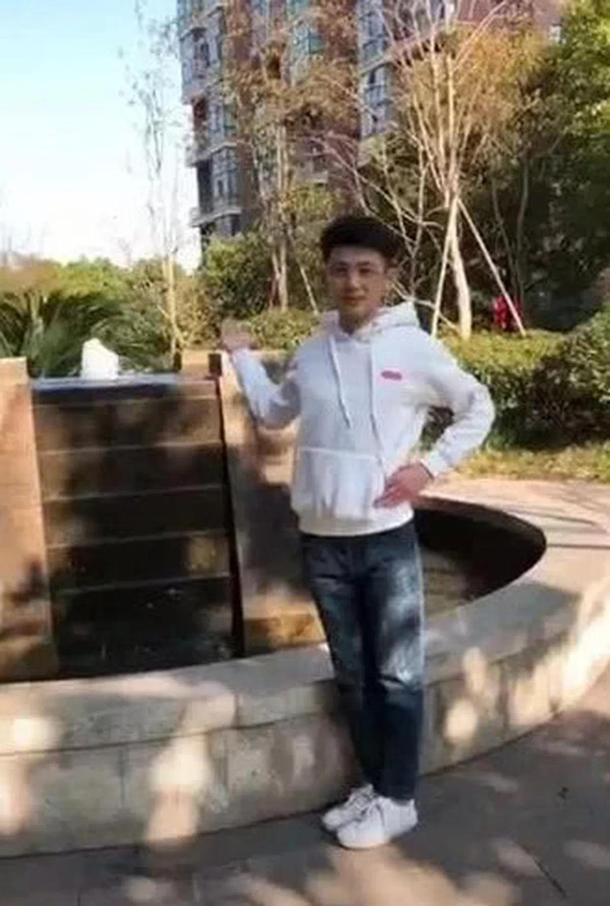  Pose（五）：羞搭搭。随手一搭另一只手叉腰再踮起一只脚跟就大功告成。表情如果也羞答答更能加分。（互联网） 