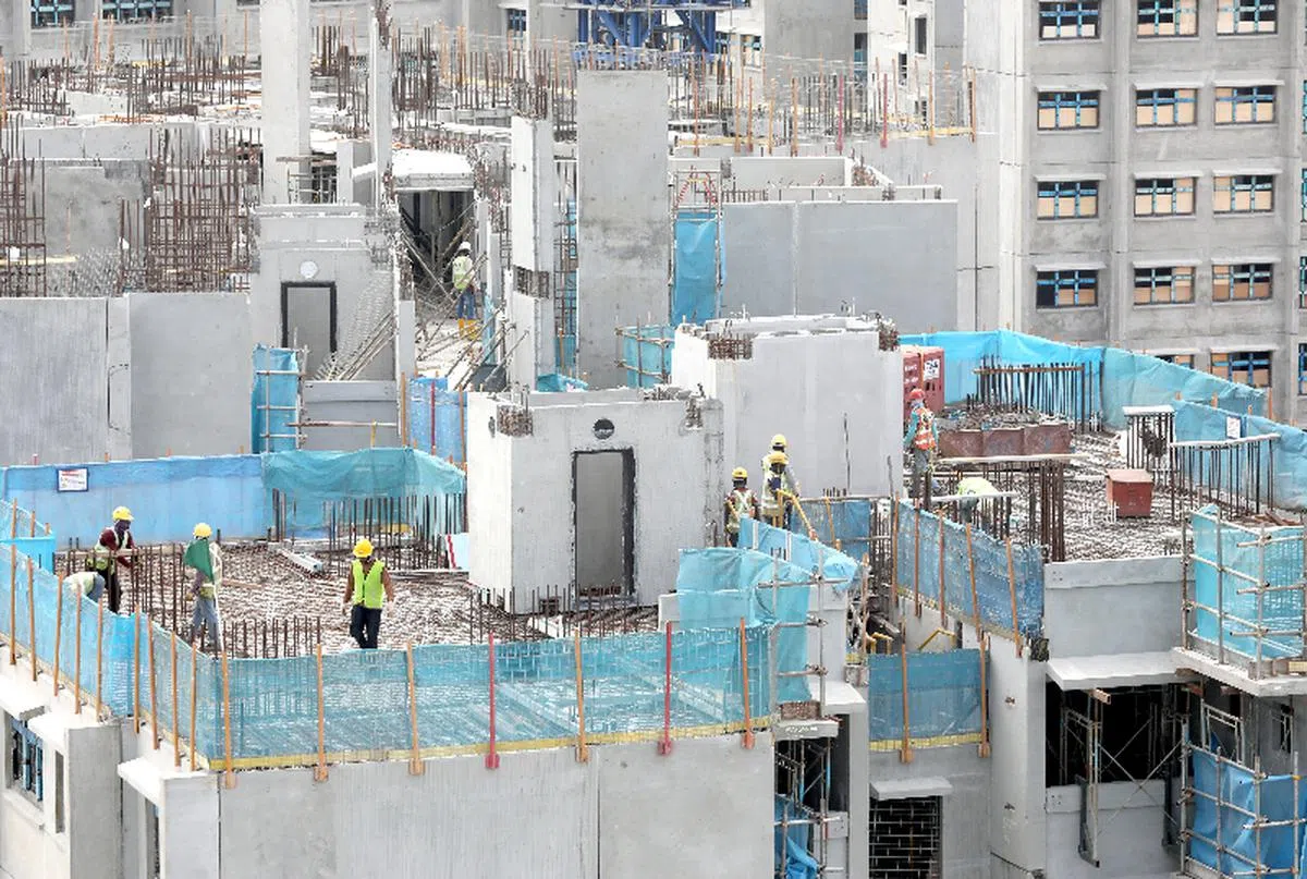  本地去年的外籍员工人数大减，但多数集中在建筑业、服务业、制造业等领域。（联合早报） 