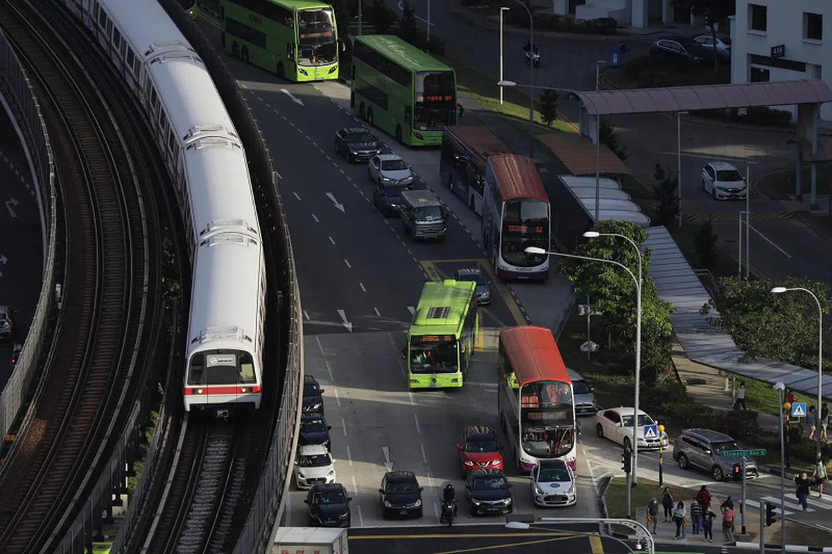 交通部长易华仁指出，公共交通的车资必须跟得上营运成本的上涨步伐。（海峡时报）