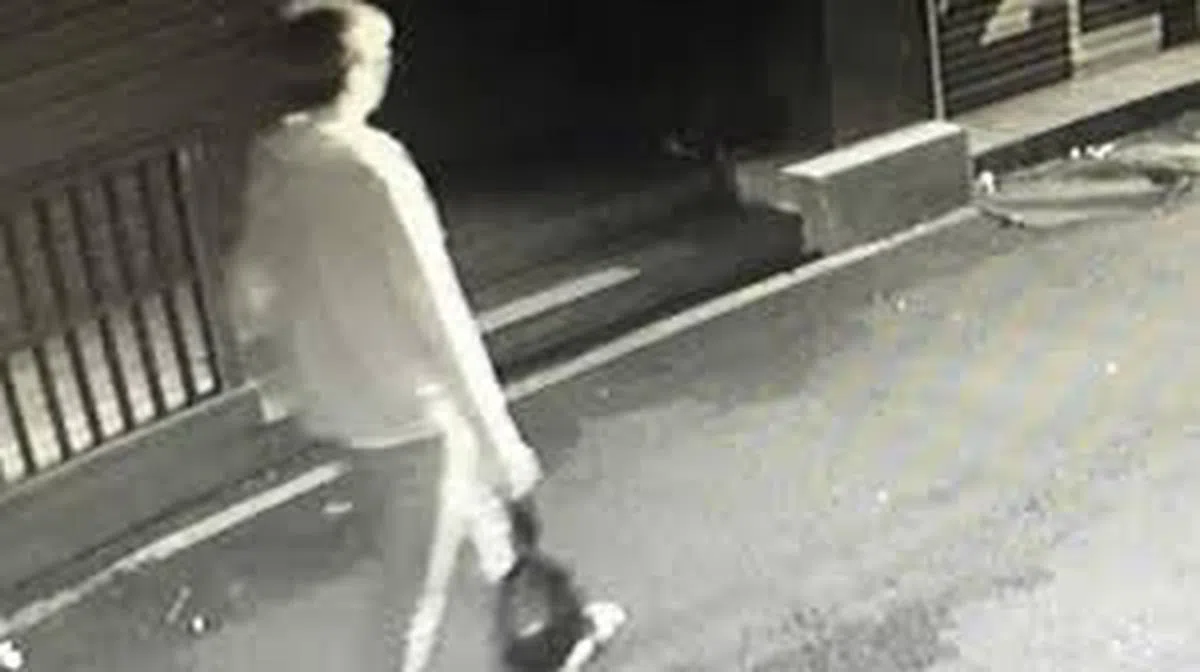  女婴父亲将黑塑料袋丢弃的闭路电视画面。（互联网） 