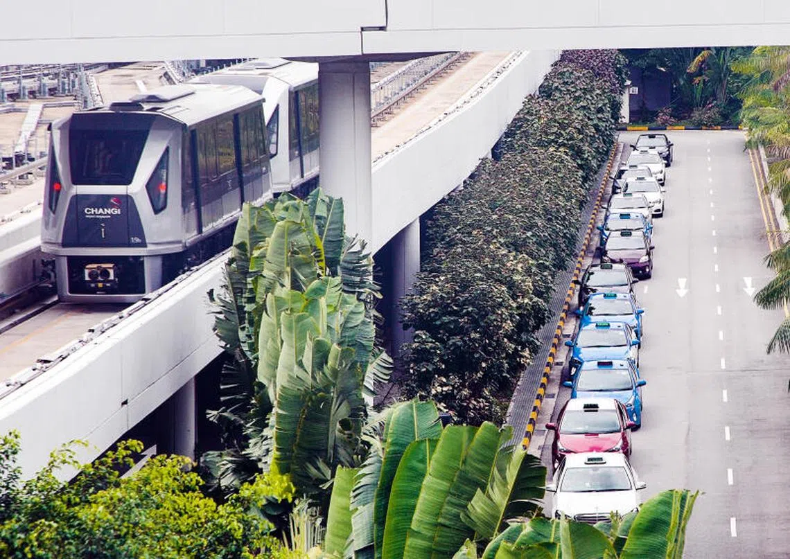 樟宜机场外等候载客的德士。（联合早报）