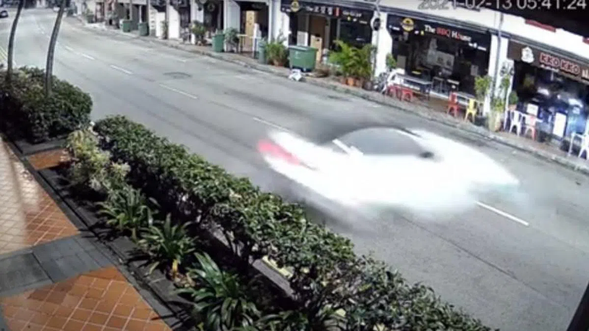  丹戎巴葛近日的骇人车祸。2月13日凌晨，宝马跑车失控撞进店屋起火燃烧。车上5名男子无一生还。（互联网视频截图） 