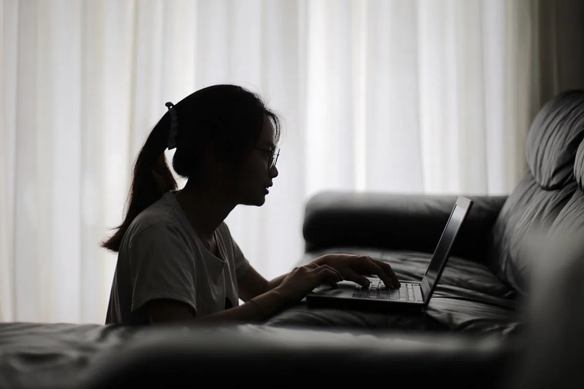 到海外工作兼度假听似两全其美，但会否让员工更难从生活中“摆脱”工作？（海峡时报）