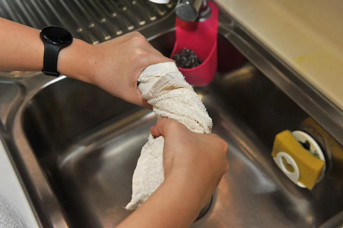 数据显示，女性每日平均比男性多花47分钟做家务。（海峡时报）