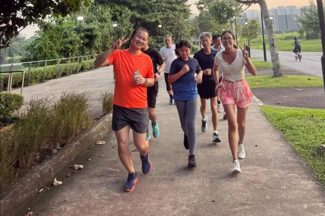 盛港居民如果想找人一起跑步，该区工人党议员蔡庆威（左）和上届大选的榜鹅集选区候选人滕沛源（右）相信会乐意陪伴。（取自滕沛源脸书）