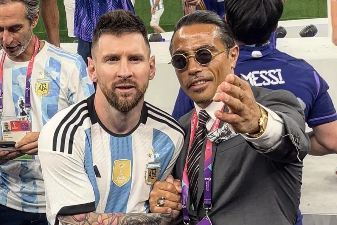 阿根廷队长梅西在这张合照里，似乎不太高兴？（nusr_et Instagram)