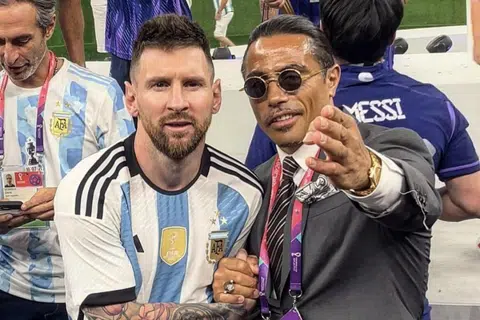 阿根廷队长梅西在这张合照里，似乎不太高兴？（nusr_et Instagram)