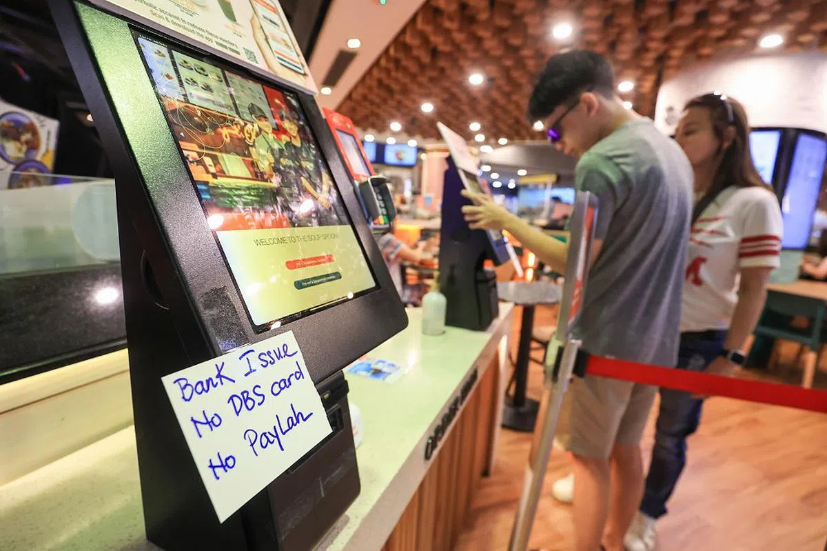 一些餐馆在点餐机旁张贴告示，提醒食客不能用星展银行信用卡和PayLah付款。（联合早报）