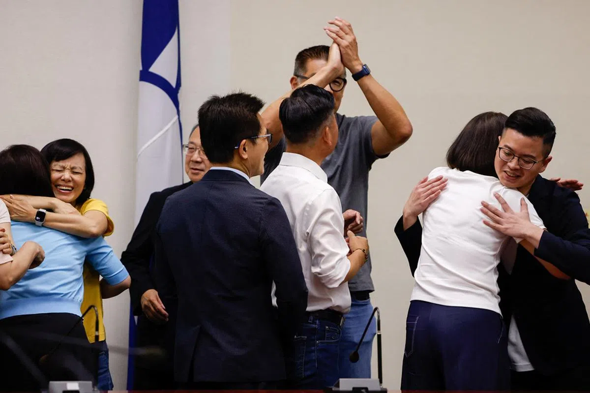 国民党立委在投选结果出炉后相拥祝贺。（路透社）
