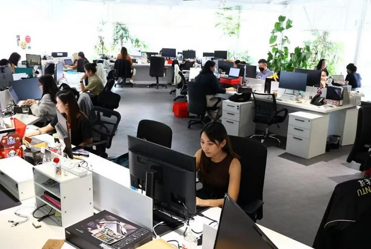 看到办公室坐满人，老板应该很开心吧？（联合早报）