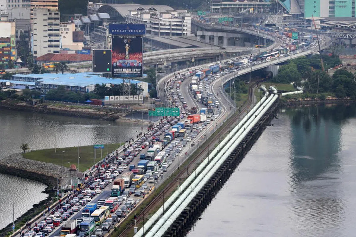  每天往返新山和新加坡的人非常多，新柔长堤经常出现长长的车龙。（联合晚报） 