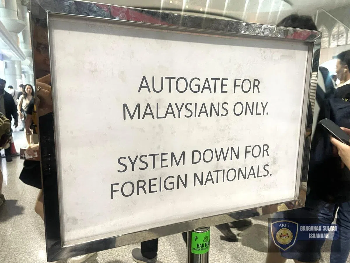 马国关卡的自动通关系统连续故障两天，导致众多新加坡旅客“大卡关”，有的人甚至决定打道回府。（新山关卡）