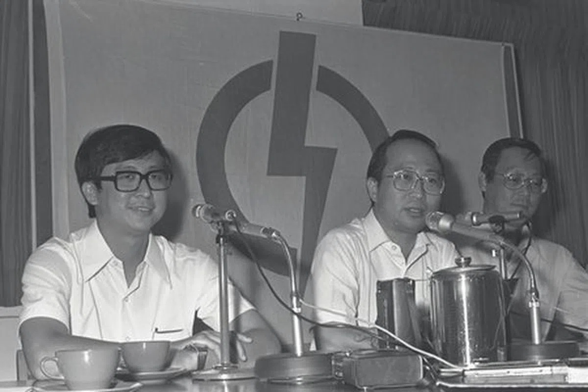  想当年，大家还是同党同志。（互联网） 