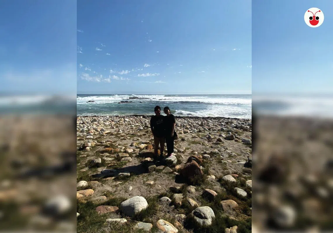 李先生和李太太在好望角留影。（受访者提供）