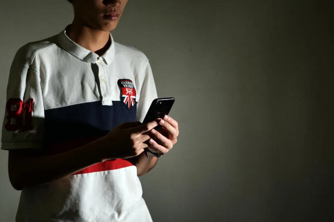 年轻人爱以网络潮语发短信。（联合晚报）