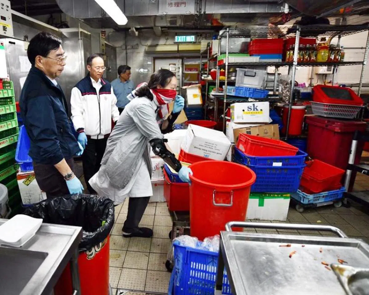  理大副校长帮忙抗争者清理食堂厨房。（互联网） 