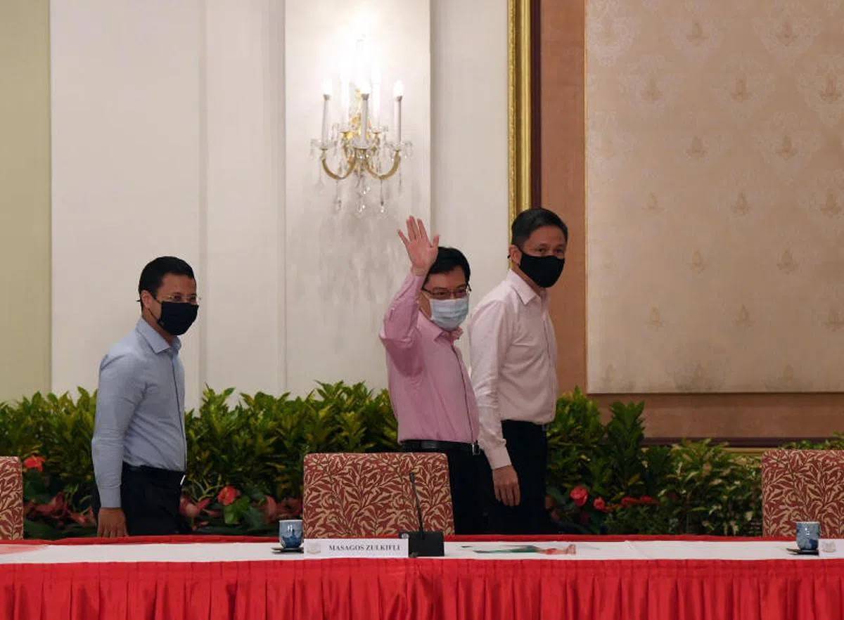  王瑞杰（中）表示跟前三任总理相比，他今年已经60岁，到正式接任总理时可能已经65岁，“跑道不够长”，所以应该让更年富力壮的内阁同僚承担这个重任。（海峡时报） 