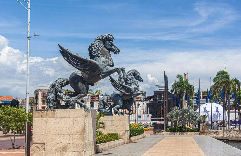 位于哥伦比亚港口城市卡塔赫纳（Cartagena）飞马码头（Muelle de los Pegasos）的两座飞马雕像。