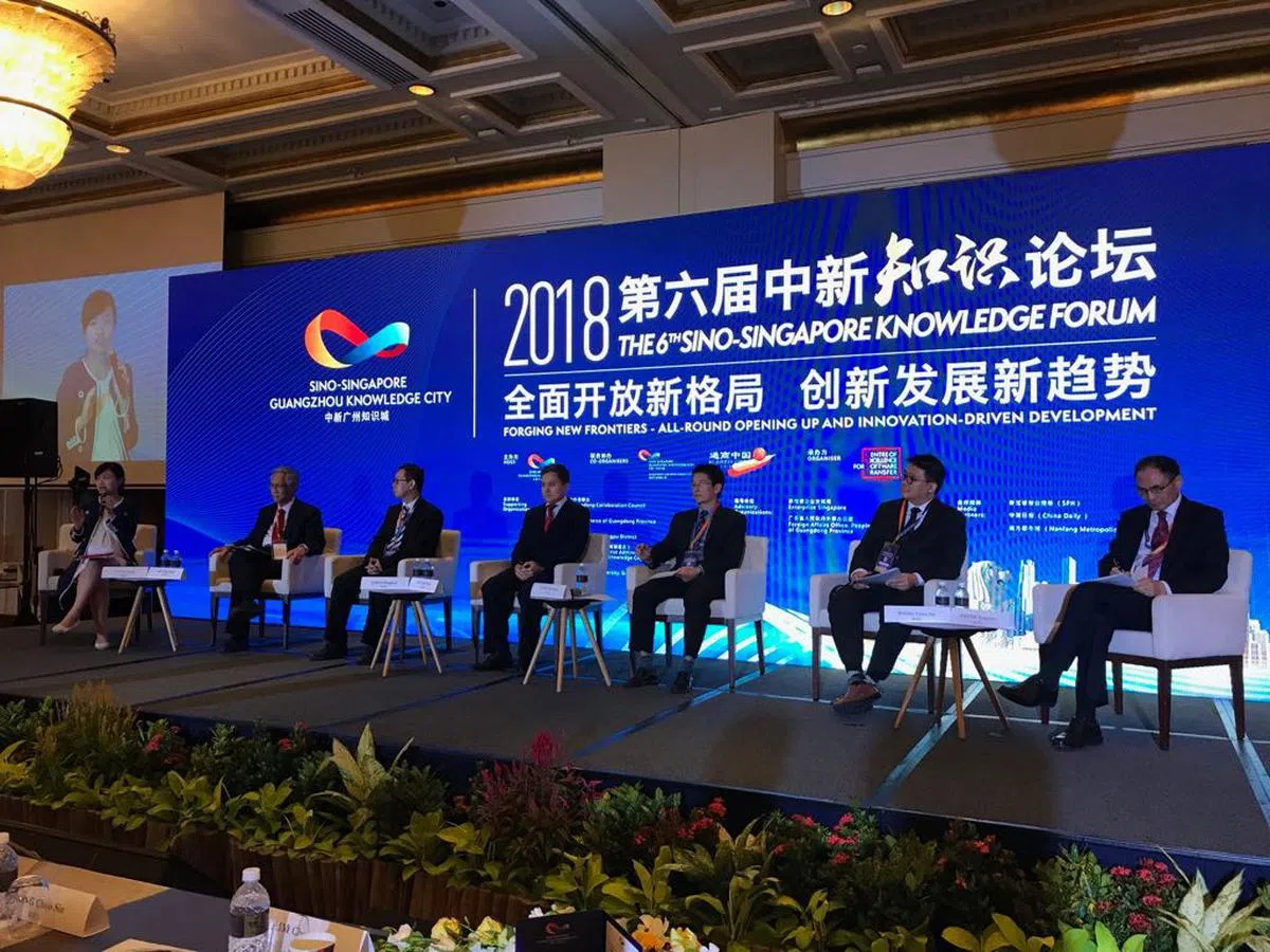  2018第六届中新知识论坛共有两场主题沙龙，分别是“全面开放新时代下的中新合作发展战略”和“高质量发展与创新变革”。（卢凌之摄） 