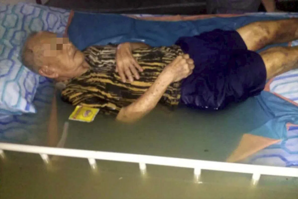  暴风雨导致老人院淹水，老人泡在水中。（星洲日报） 