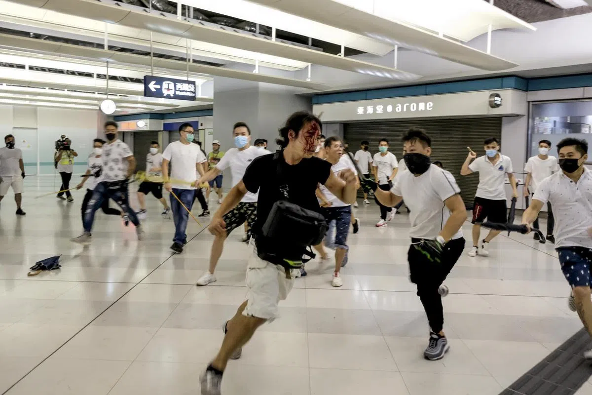  元朗港铁站发生白衣暴徒无差别袭击民众事件。（端媒体） 