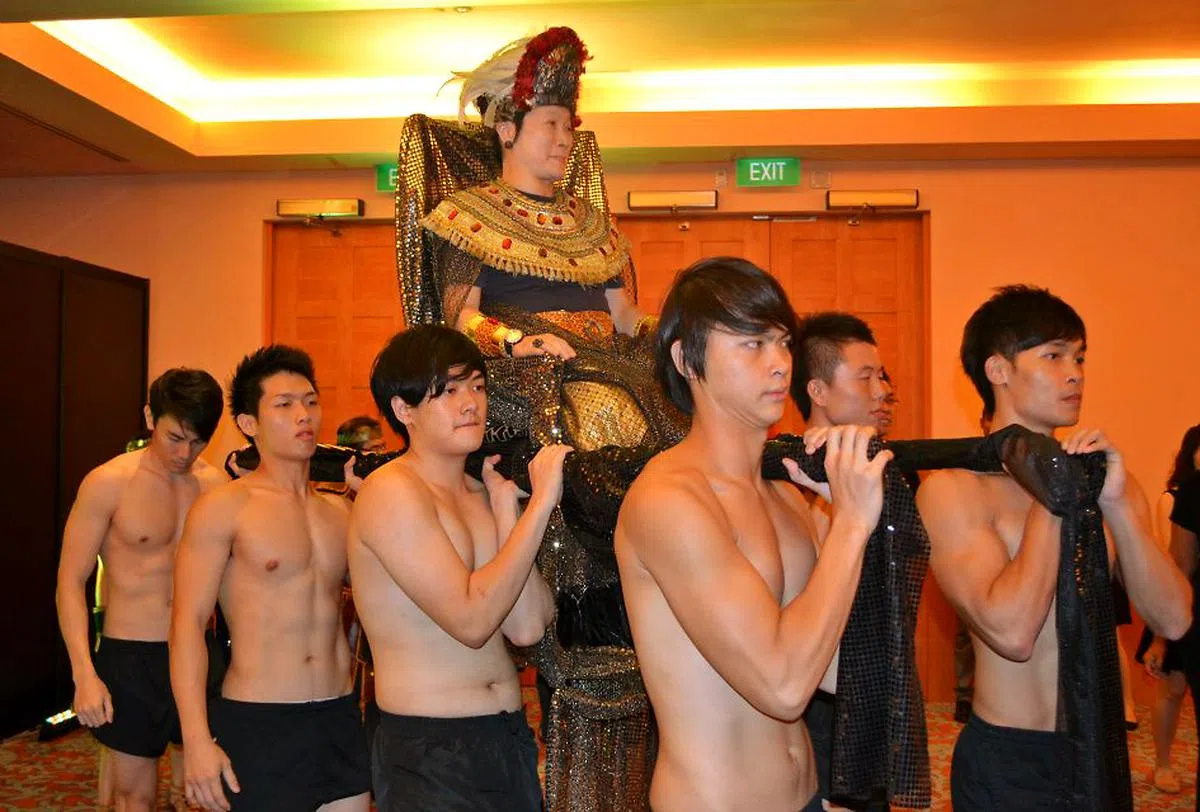  地铁大瘫痪期间，一张苏碧华扮成埃及妖后，坐在大轿由8个猛男抬进场的照片流出，引起公众强烈反弹。（新报） 