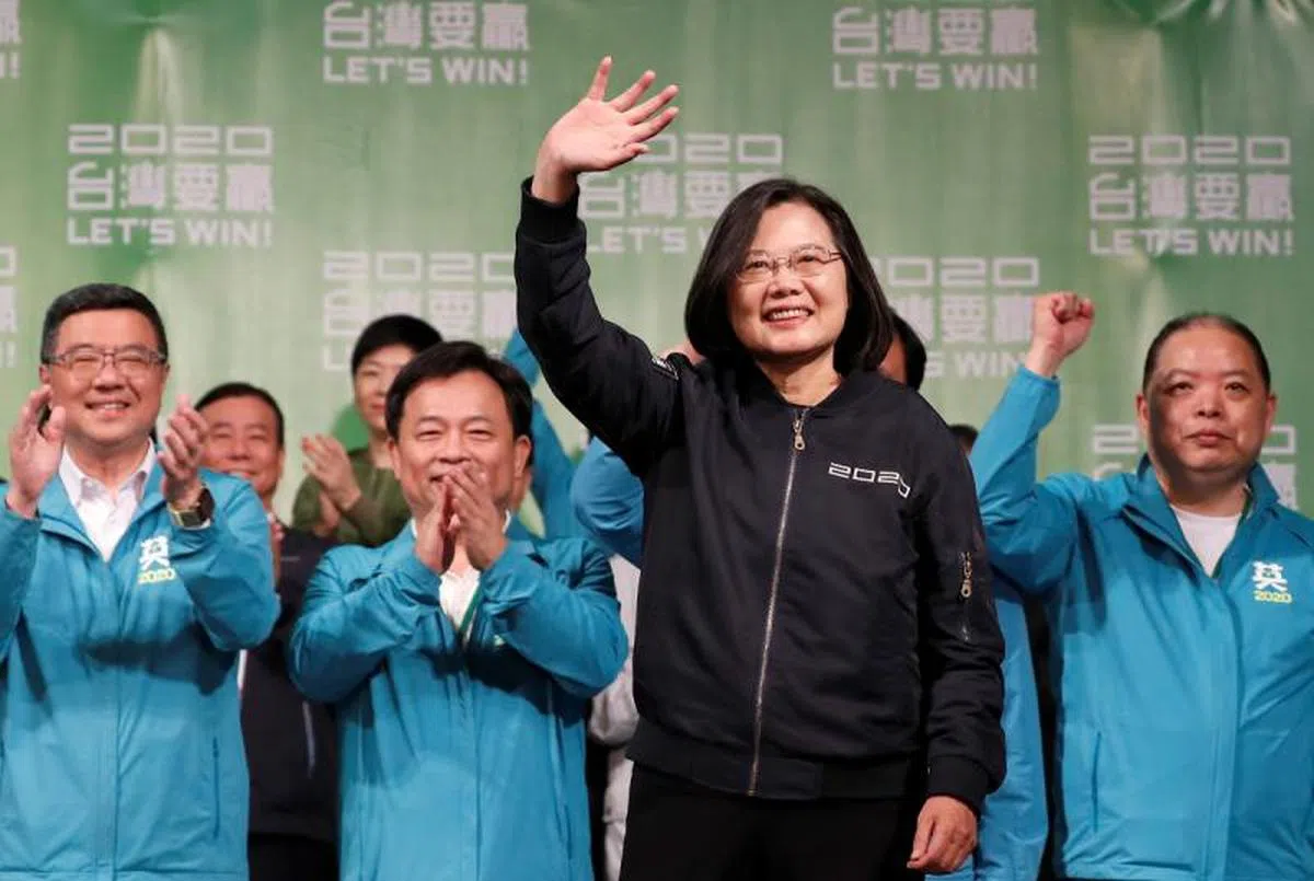  蔡英文胜选后向选民挥手致谢。（路透社） 
