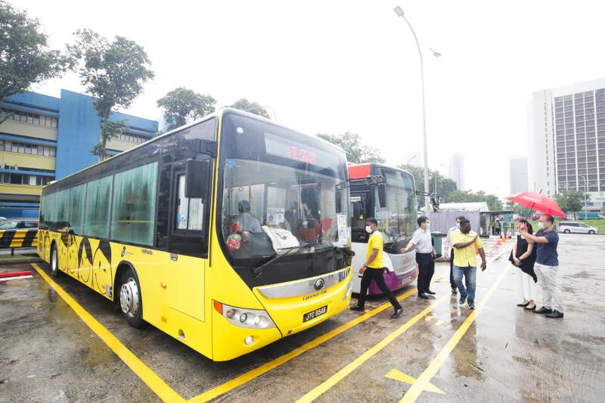 一辆试行新马陆路VTL的CW巴士抵达奎因街巴士总站。（联合早报）