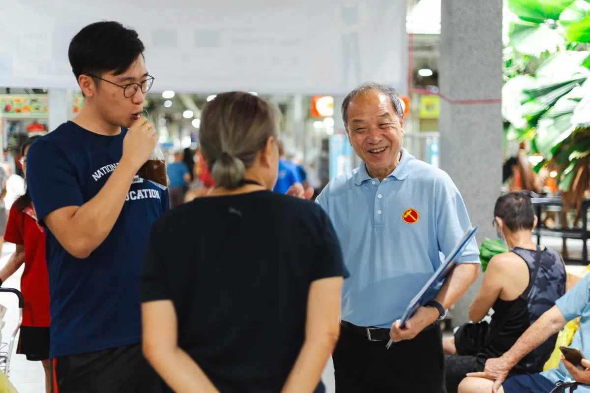 坊间盛传工人党前秘书长刘程强（右）可能再披甲上阵。（工人党脸书）