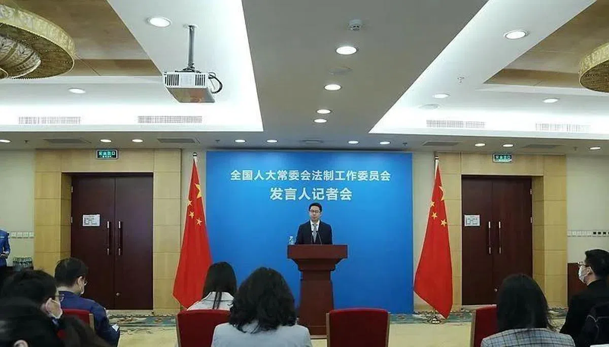 中国人大常委会法制工作委员会考虑立法惩罚没教育好孩子的家长。（央视）
