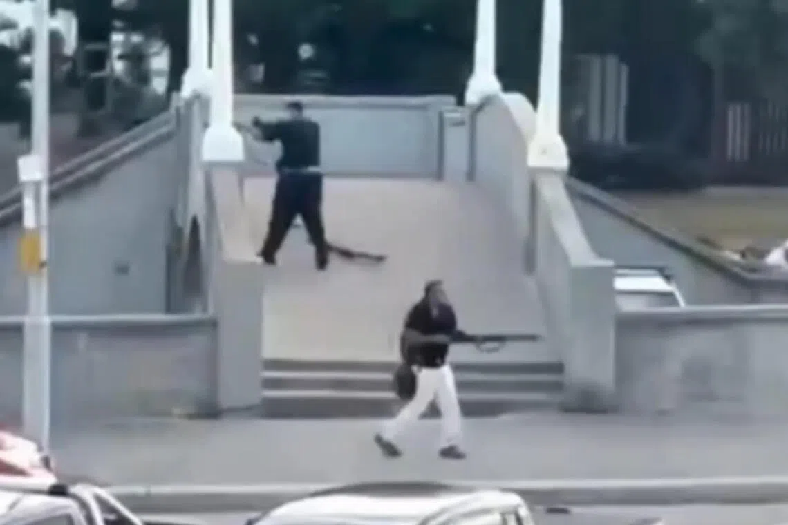 两名枪手是50岁的父亲赛义德·阿克拉姆（Sajid Akram，右）和他的24岁儿子纳维德（Naveed Akram，左）。赛义德当场被警方击毙。