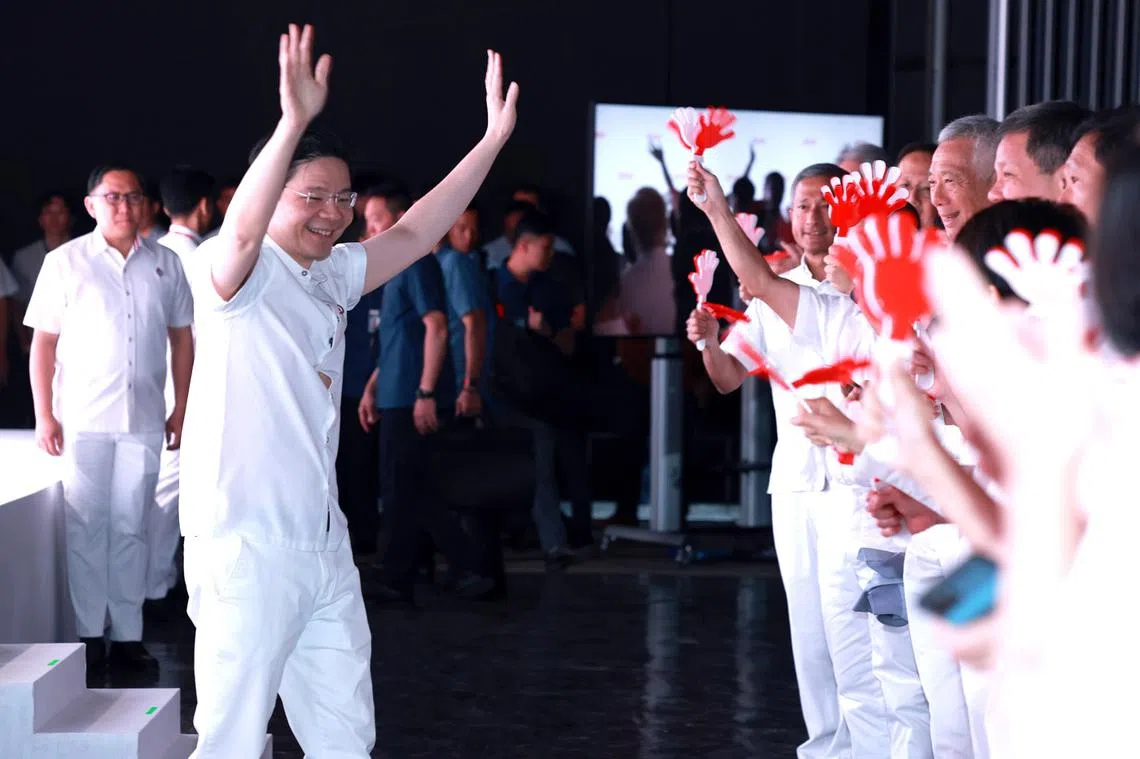 黄循财总理（左二）在4月17日首次以行动党秘书长身份，公布行动党全国大选竞选纲领。列队欢迎他入场的包括国务资政李显龙（右排左三）、外交部长维文医生（右排左起）、人力部长兼贸工部第二部长陈诗龙医生、教育部长陈振声，及卫生部长王乙康。左一为西北区市长任梓铭。（联合早报）