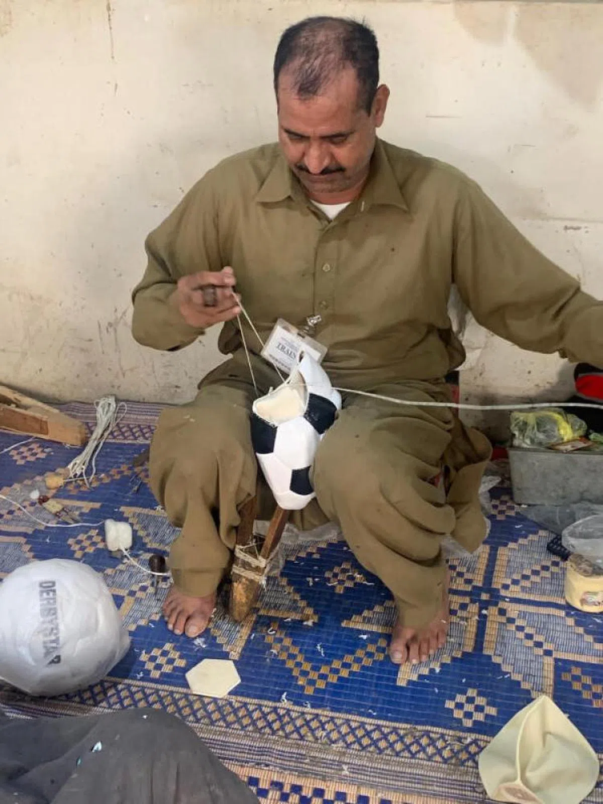 手工缝制足球。（Ziad Haider提供）