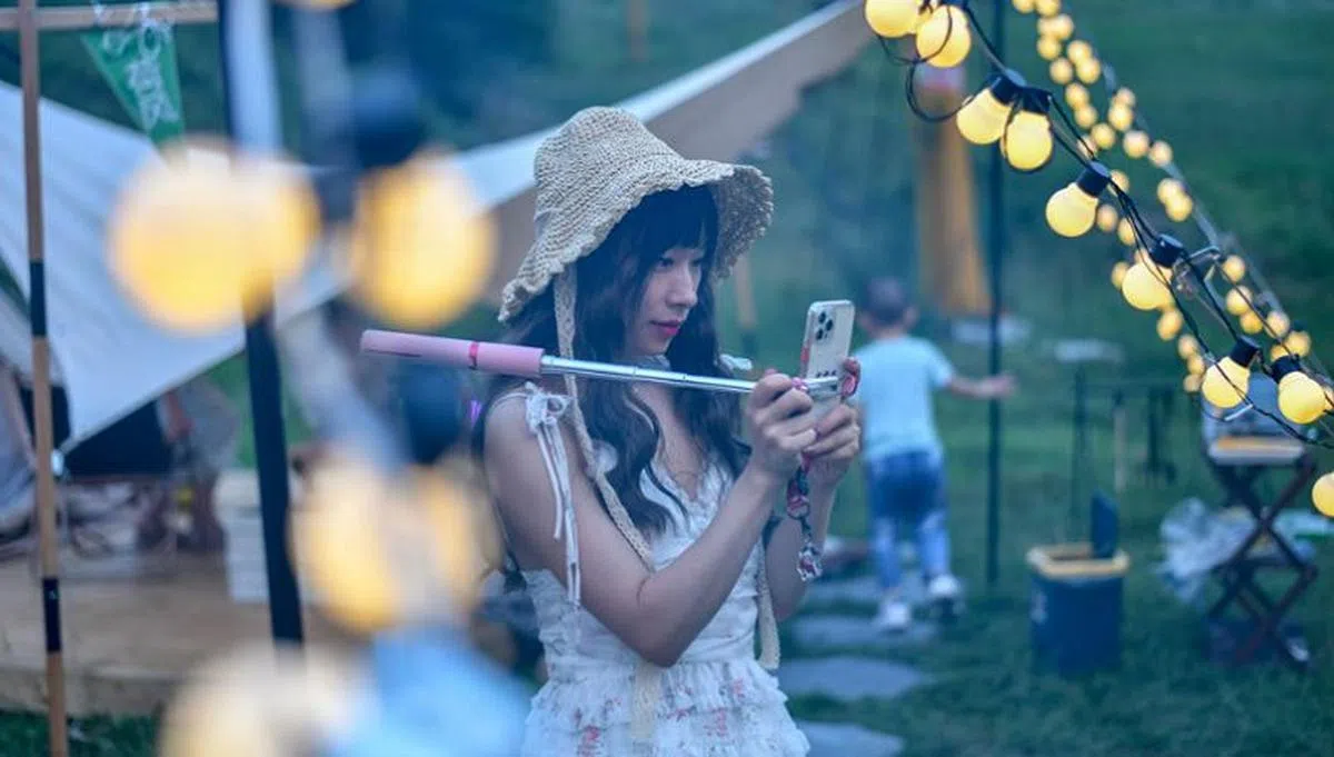 网上评论说：如果说去豪华露营只是为了‘打卡’，那这样的活动是否只是换个地方用手机？（互联网）