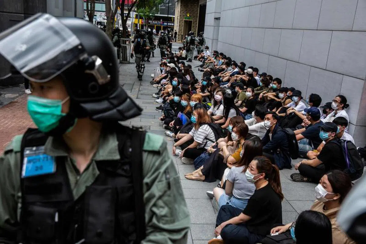 反对者质疑北京将在香港拥有执法和审讯权。图为被逮捕的香港示威者。（法新社） 