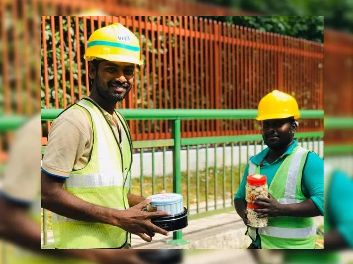 本地社区客工援助组织ItsRainingRaincoats呼吁国人将自己还未开封的年饼捐出来与客工们分享。（ItsRainingRaincoats面簿）