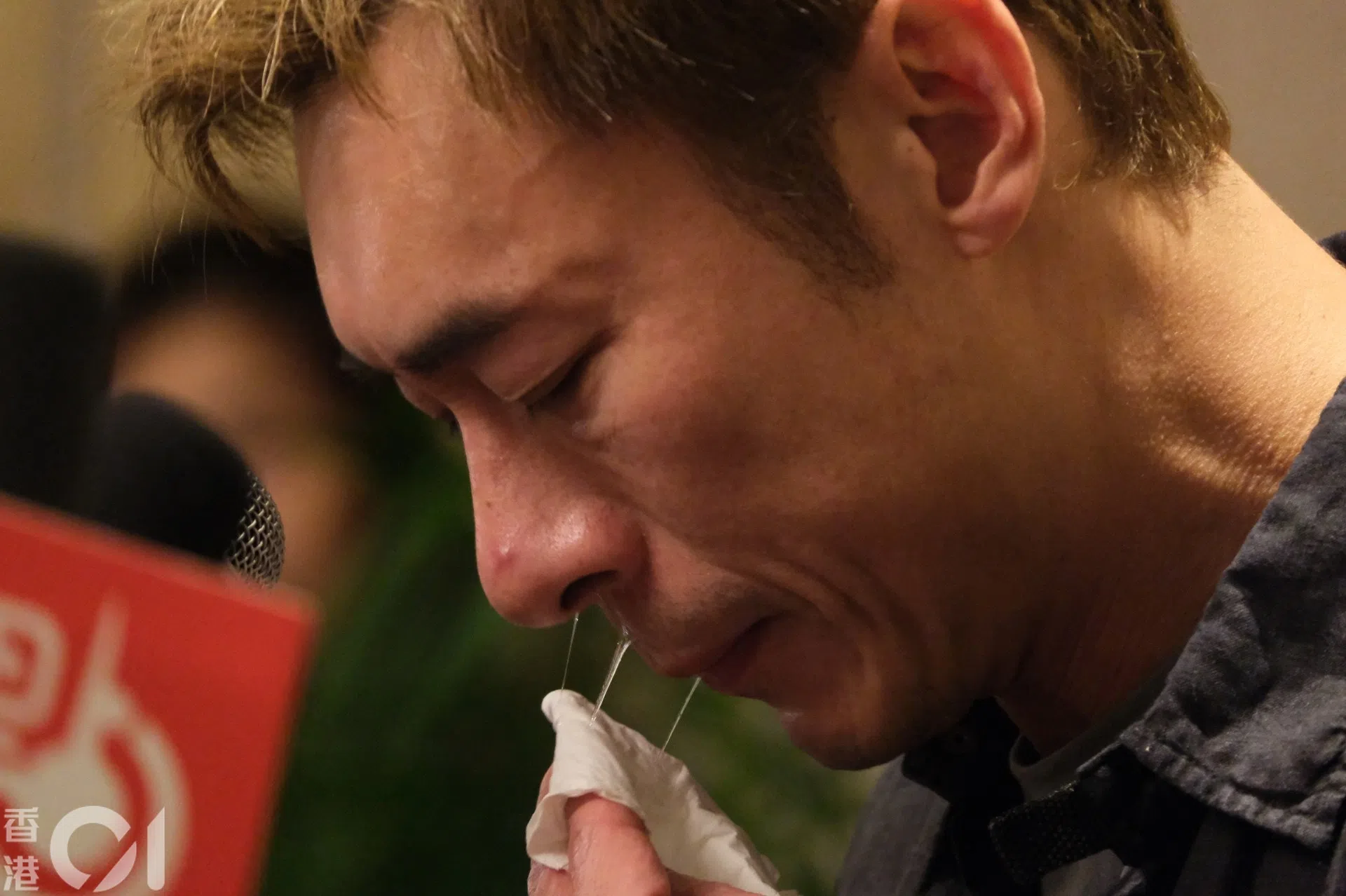 许志安昨天在记者会上一把眼泪一把鼻涕公开道歉。（互联网 
