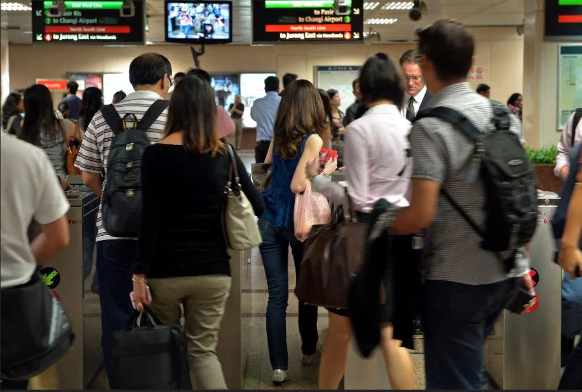  平日（公共假日除外）早上7时45分之前入闸搭地铁的乘客，在车资调涨后依然可以享有5角钱的折扣。（海峡时报） 