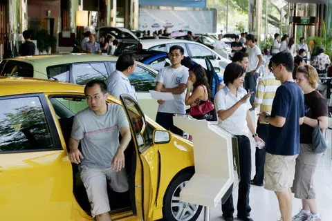 公众到车行看车。（联合早报）