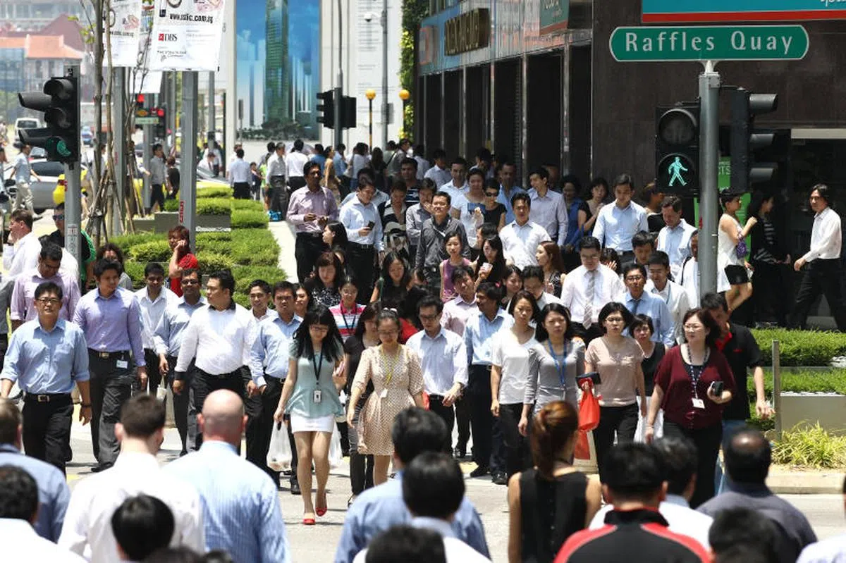   新加坡中央商业区（CBD）人潮。（联合早报） 